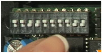 Le récepteur contient la même barrette de switchs que votre télécommande