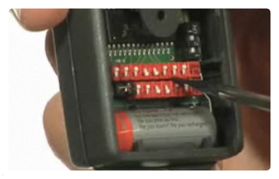 Série de mini-interrupteurs dans la télécommande: switchs à 2 positions possibles: ON ou OFF