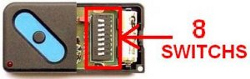 Intérieur de la télécommande Faac TMN224-1 : elle comporte une barrette de 8 switchs