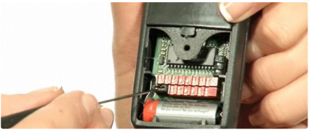 Composant à l'intérieur de la télécommande: le cavalier, près des switchs